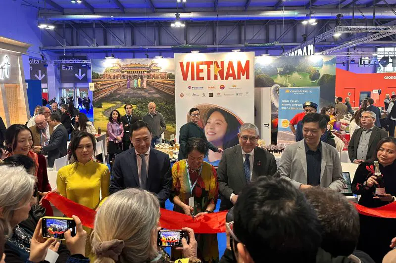 Cắt băng khai trương gian hàng Việt Nam tại BIT Milano 2025