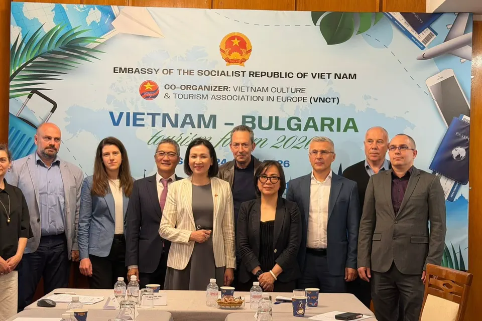 Đại biểu hai nước chụp ảnh chung trước phông Diễn đàn Du lịch Việt Nam – Bulgaria