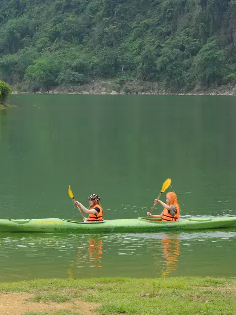 Du khách chèo thuyền kayak giữa thiên nhiên Phong Nha