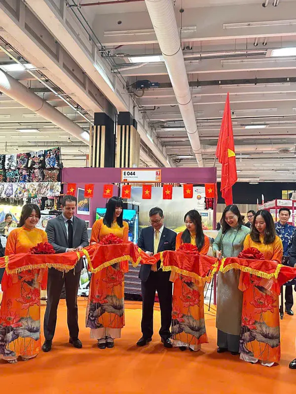 Lễ cắt băng khai trương gian hàng Việt Nam tại Hội chợ Paris