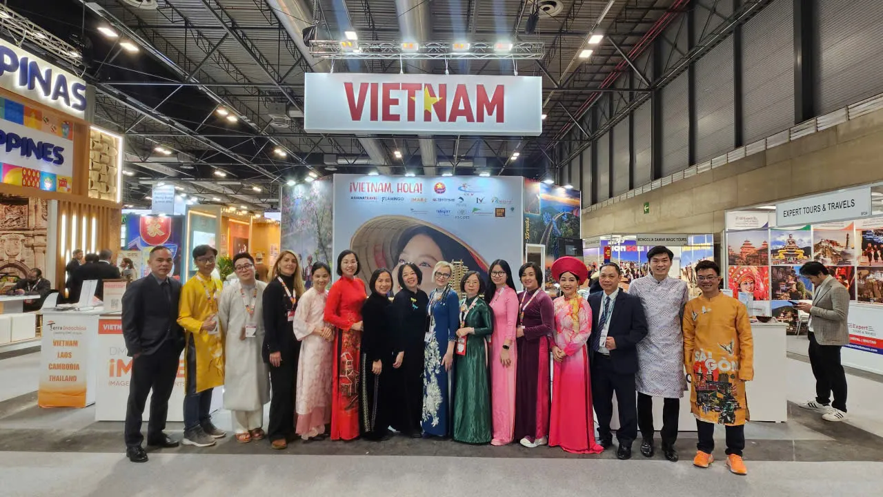 Đoàn doanh nghiệp Việt Nam trước gian hàng VIETNAM tại hội chợ FITUR 2026, Madrid