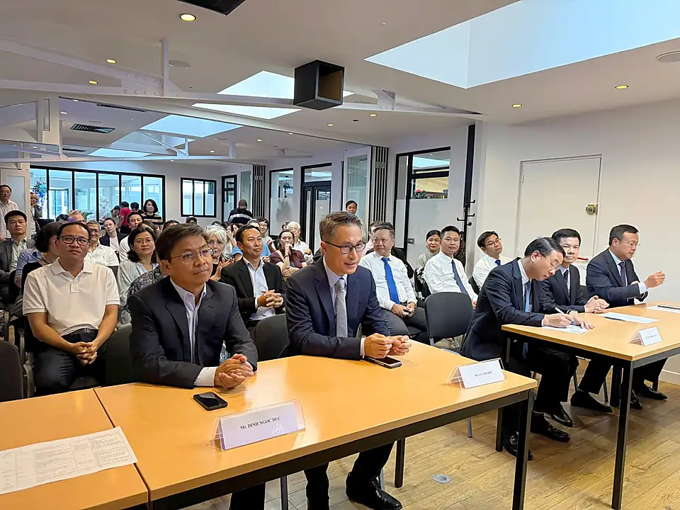 Các đại biểu ngồi hàng bàn đầu có bảng tên, phía sau là khán phòng kín người