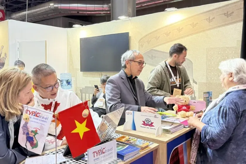 Gặp gỡ B2B bên bàn có cờ Việt Nam tại hội chợ IFTM Top Resa, Paris 2025