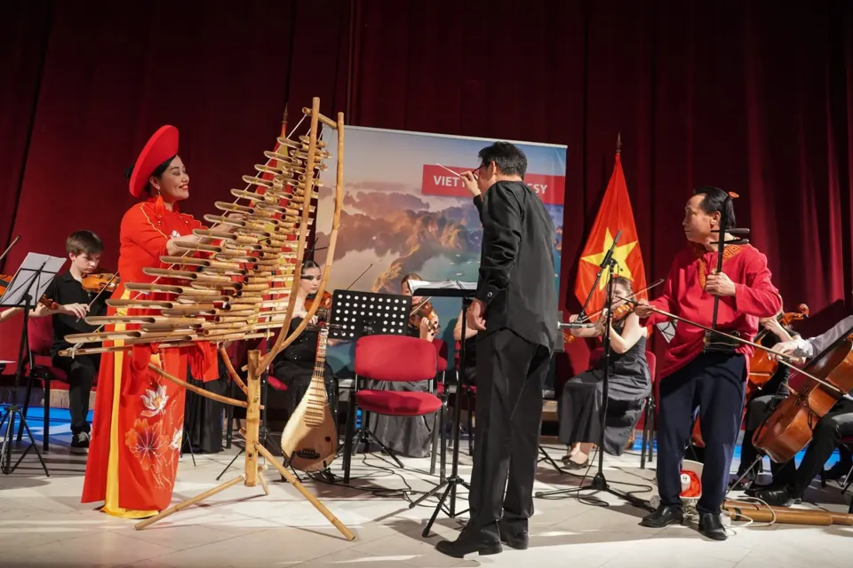Nghệ sĩ áo dài đỏ biểu diễn đàn t’rưng cùng dàn nhạc trong đêm hoà nhạc Ngày Văn hoá và Du lịch Việt Nam tại Skopje, 2026