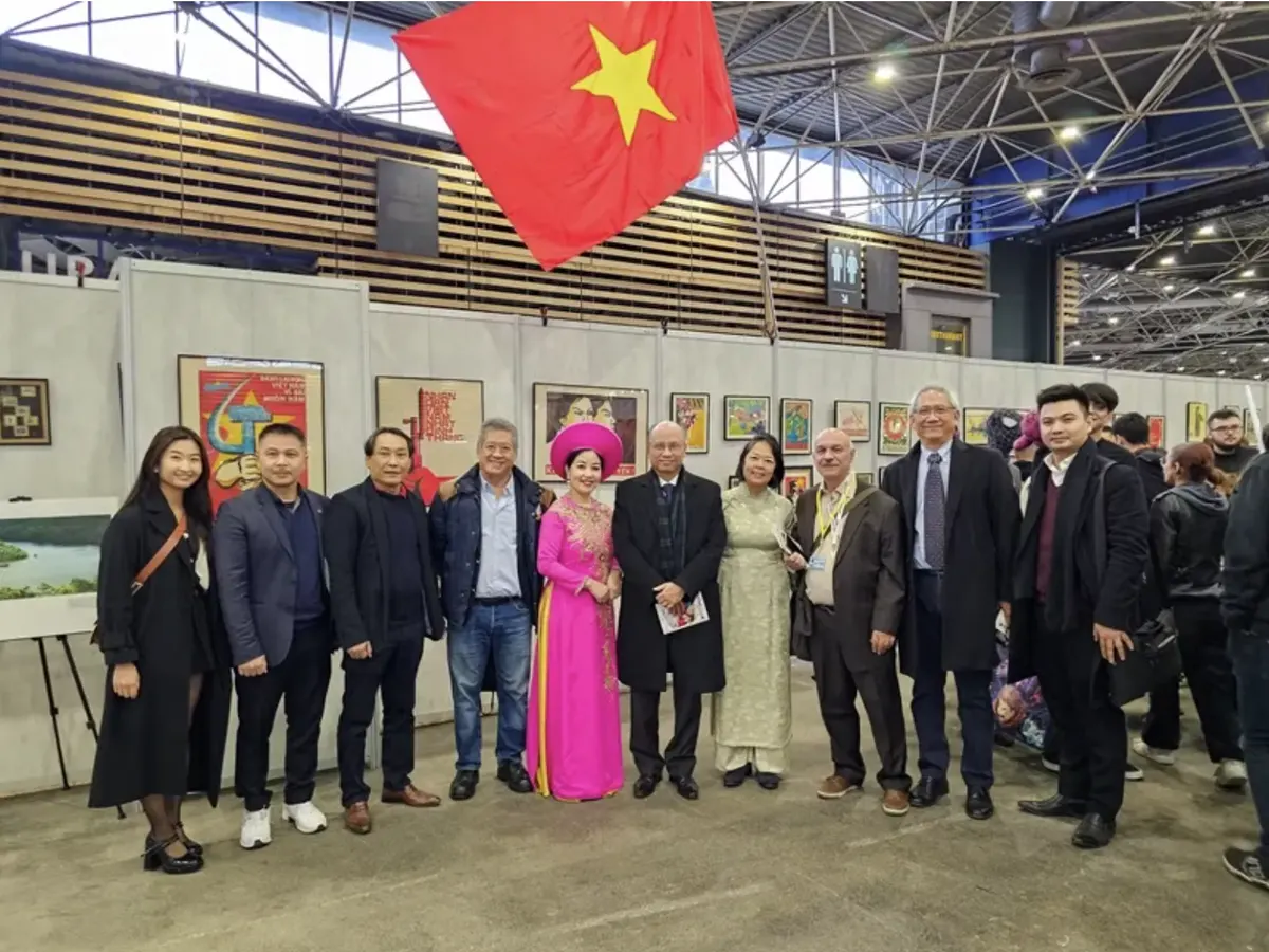 Đại biểu và thành viên VNCT chụp ảnh chung dưới lá cờ Việt Nam tại Hội chợ Châu Á ở Paris