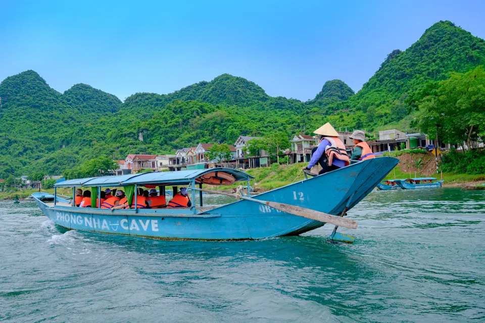 Thuyền chở khách trên sông Son vào động Phong Nha, Quảng Bình